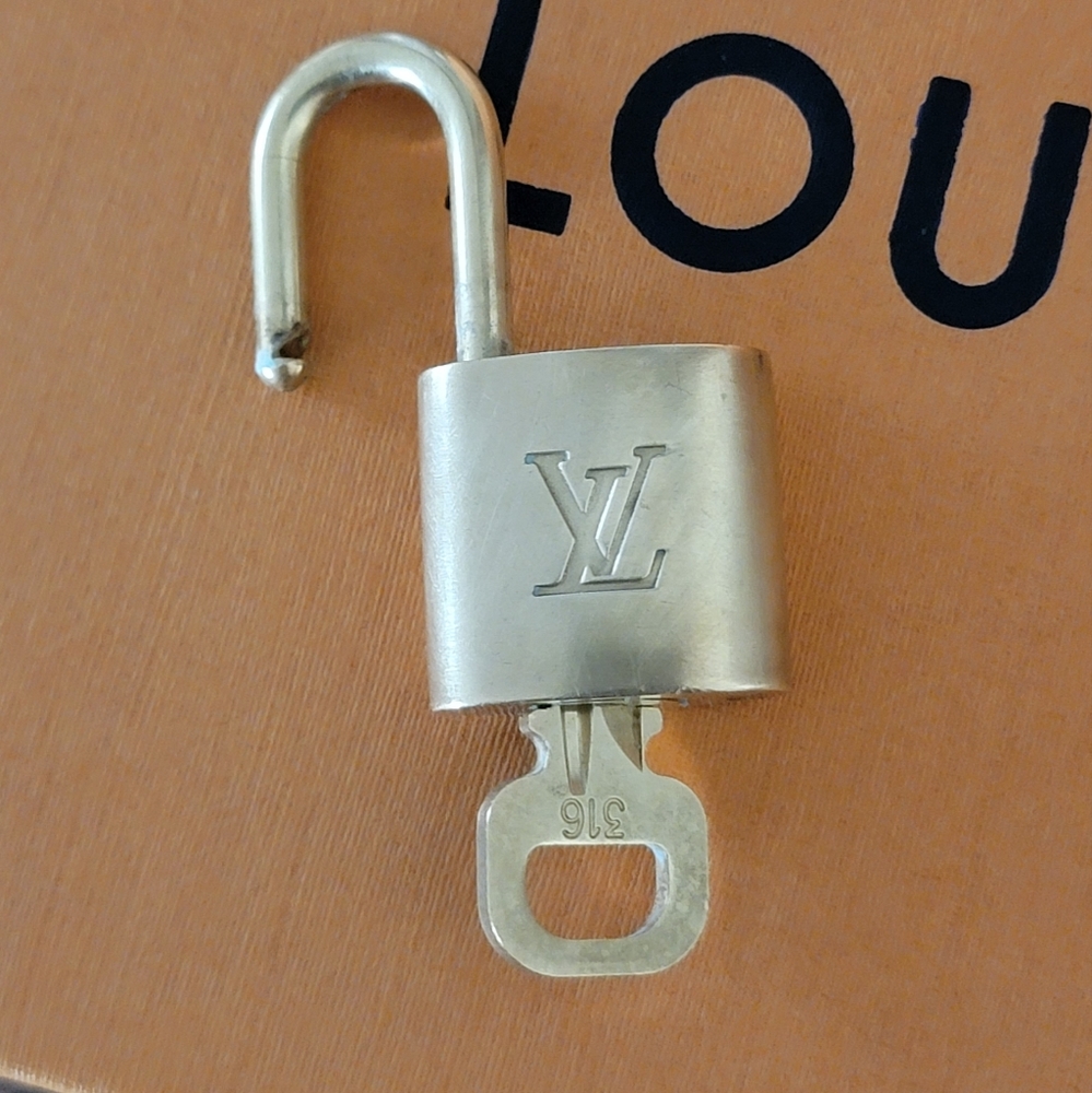 Authentic Gold Louis Vuitton Key and Lock #316🔒🔑 - Picture 3 of 8